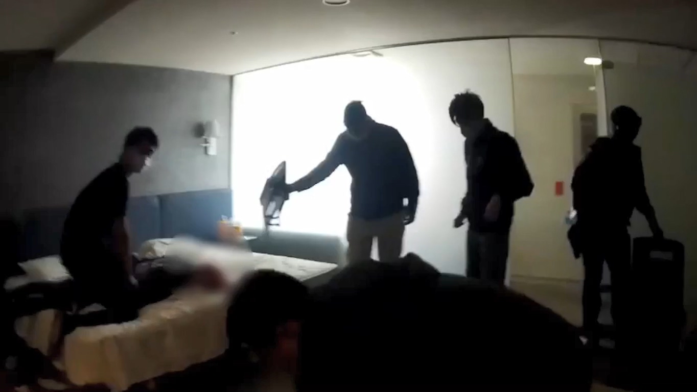 警方破門逮捕屋內多名詐團成員。(警方提供)