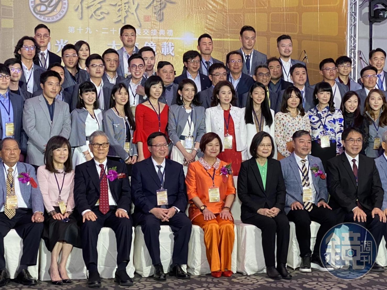 總統蔡英文昨晚出席億載會新任會長交接典禮，與在地企業家與二代合影。
