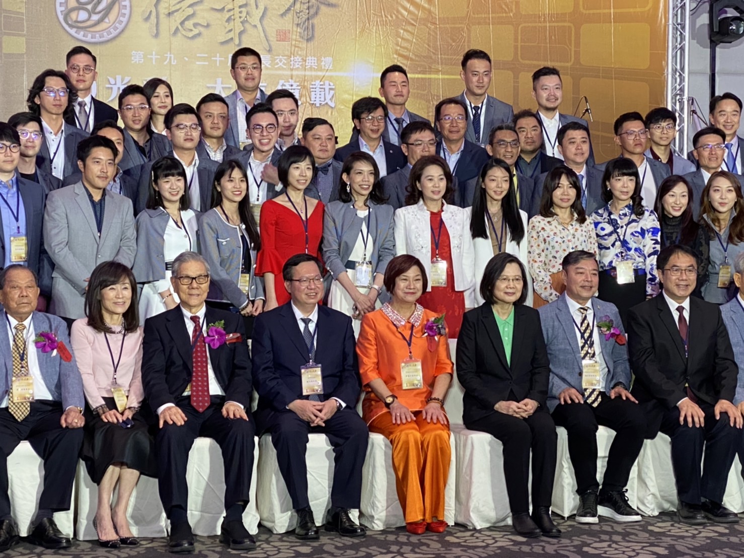 總統蔡英文昨晚出席億載會新任會長交接典禮,與在地企業家與二代合影。