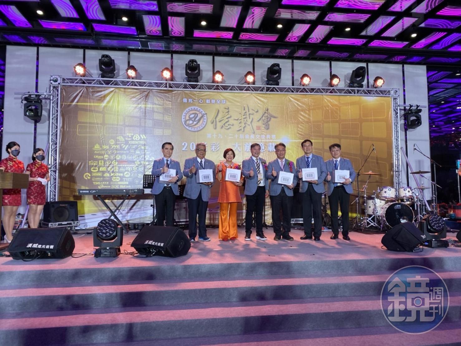億載會今年邁入第20周年，由前任會長宏佳騰董事長鍾杰霖（左4）交棒給現任會長直得科技董事長陳麗芬。