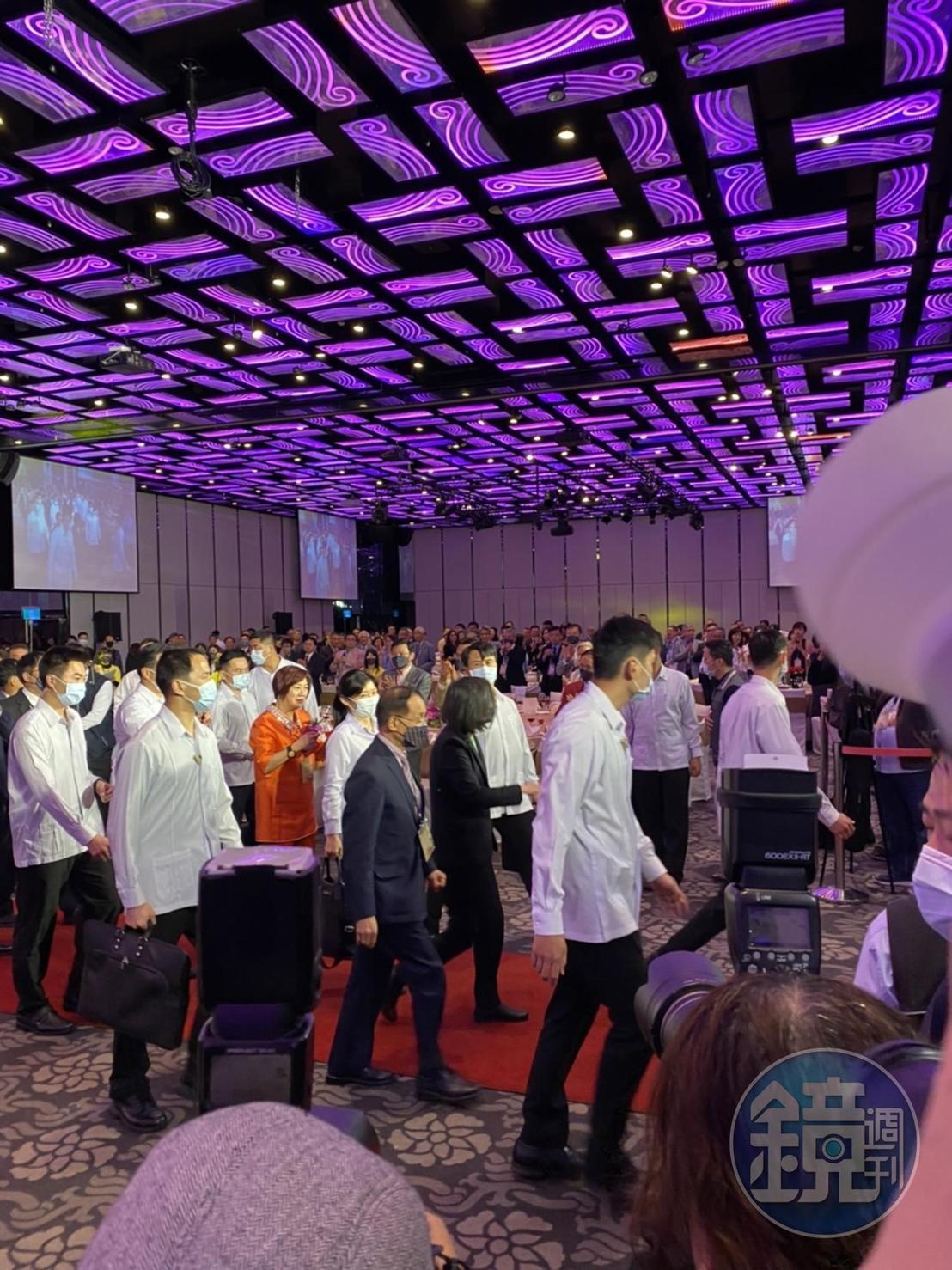 億載會20週年會長交接典禮，總統蔡英文出席參與近1小時，離場時所有在場企業家起立歡送。