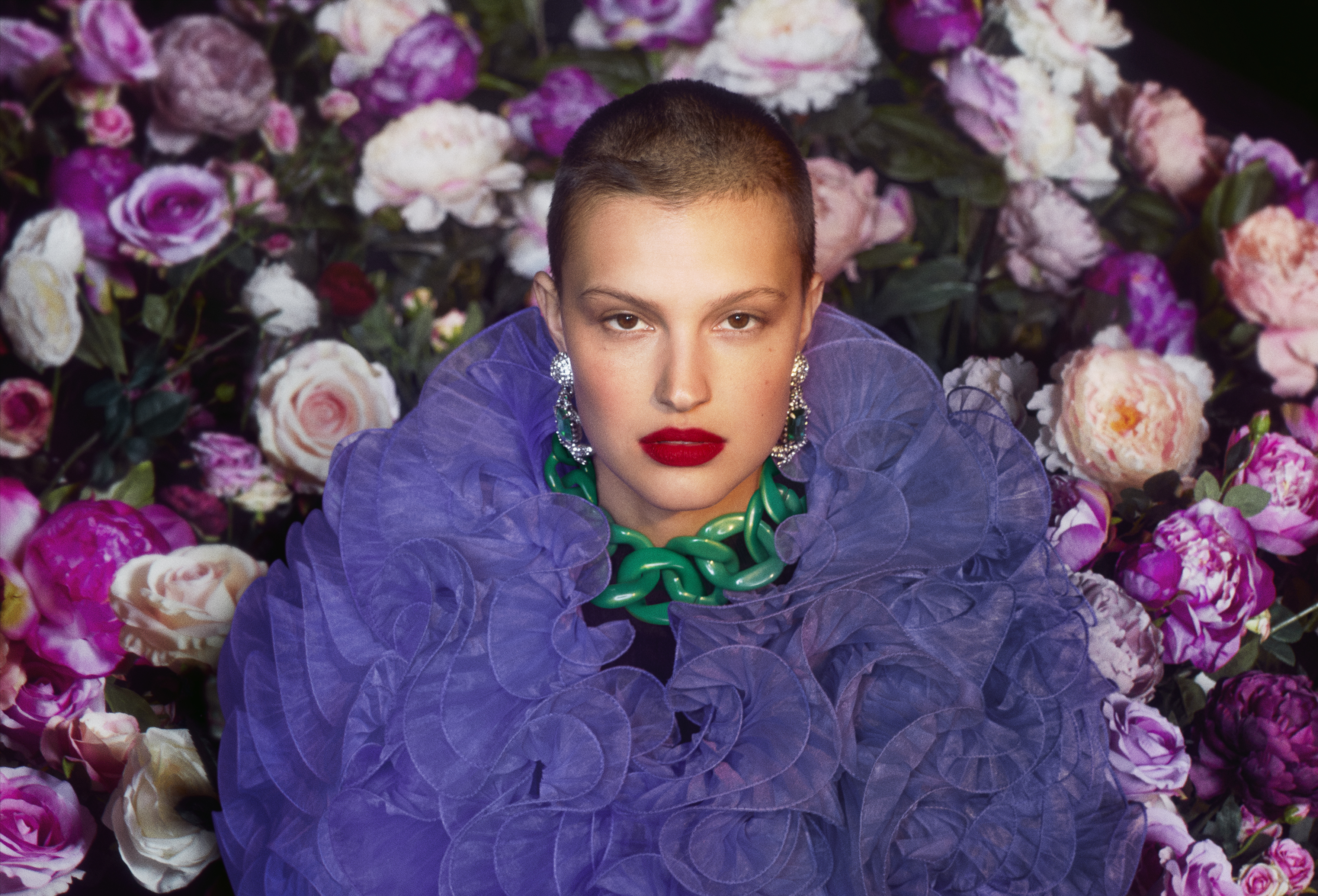 Iris Apfel X H&M聯名系列色彩大膽設計、奢華浮誇，充滿時裝樂趣。（H&M提供）