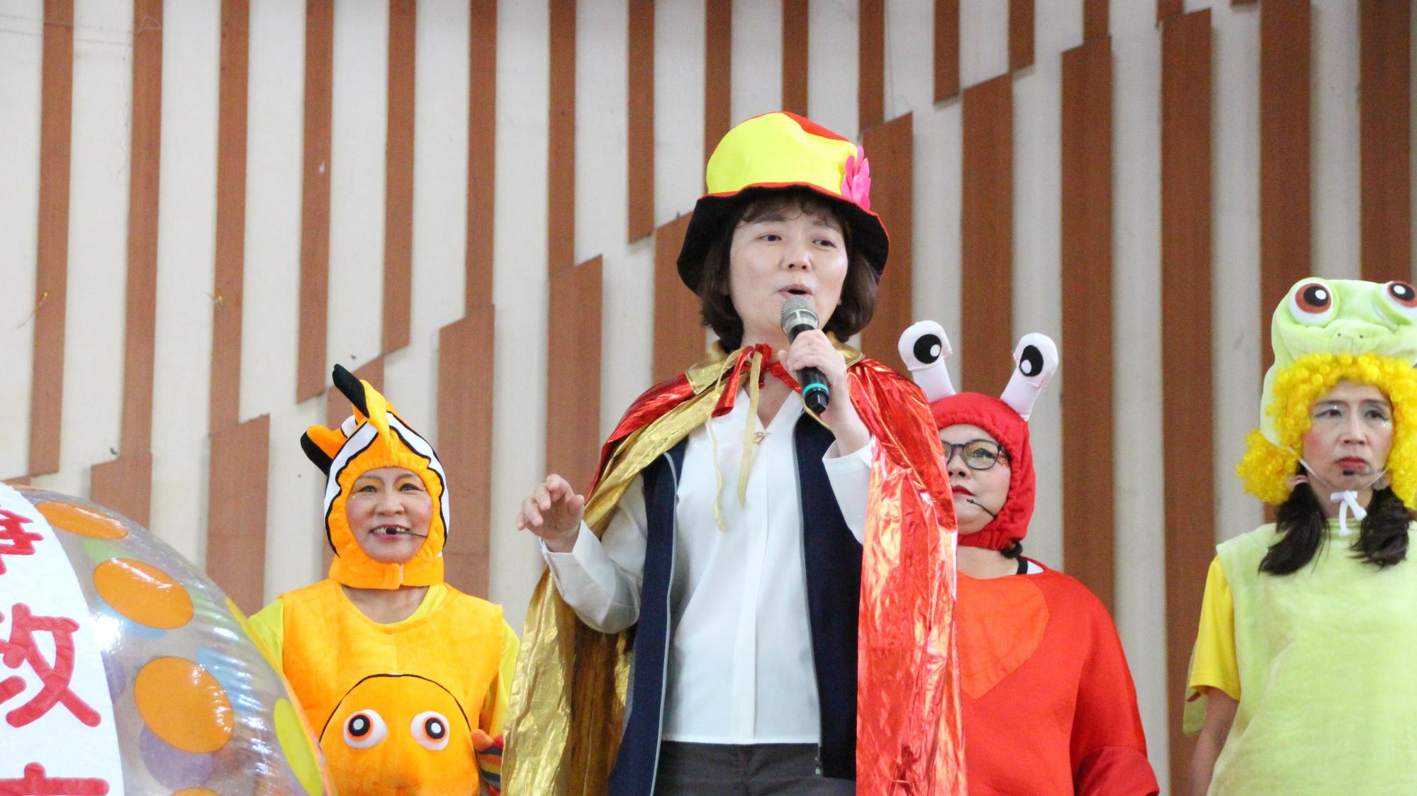 嘉義地檢署檢察長張曉雯客串兒童劇團演出，向小朋友宣導廉潔品格。（嘉義市政風處提供）