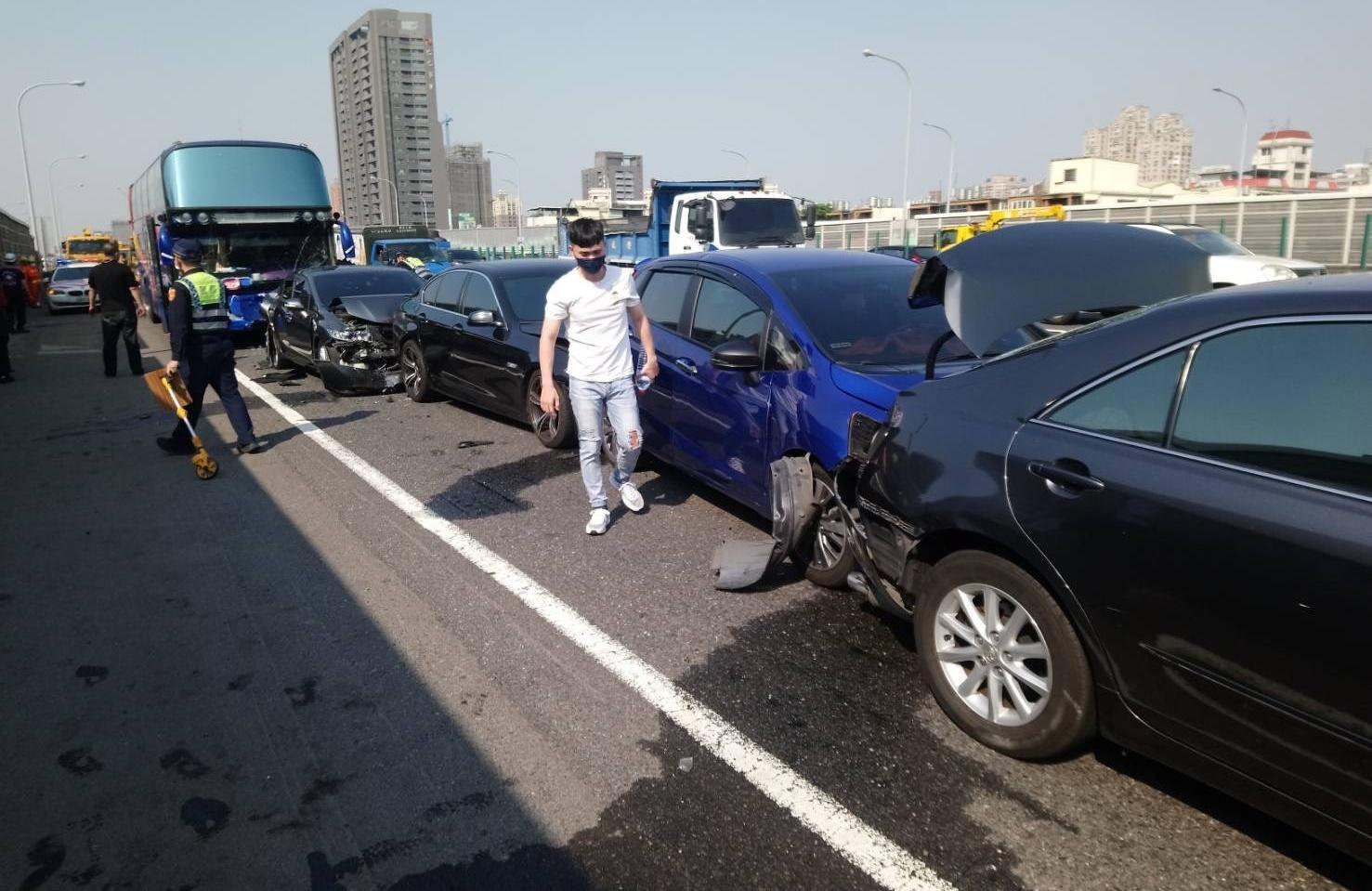 一輛防疫遊覽車在國道一號高雄路段撞擊前方轎車，造成連續推撞前方7輛轎車。（翻攝畫面）
