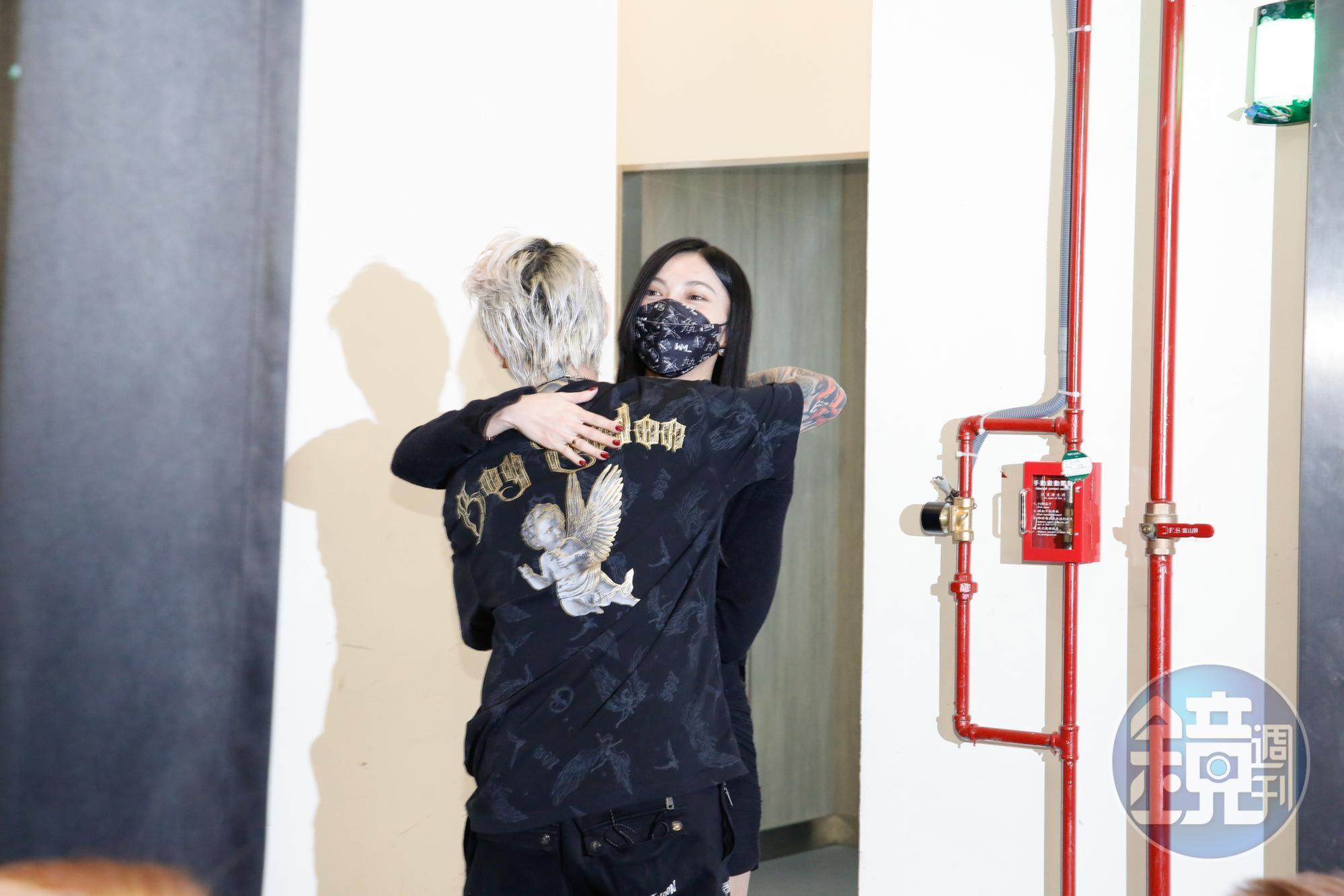 謝和弦與莉婭目前分居中，莉婭仍是經紀人，兩人還擁抱。
