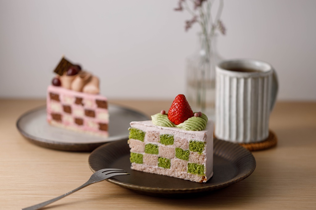 顏色繽紛的「粉紅草莓抹茶棋格」與「黑森林櫻桃棋格」做工相當繁複，是「杏仁核法式烘焙」的超人氣甜點。