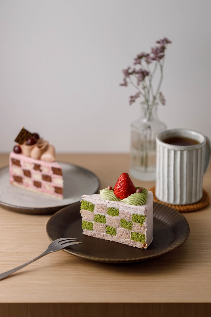 麵糊加入新鮮水果製作的「粉紅草莓抹茶棋格蛋糕」（前），風味特別清爽迷人。（250元／片）