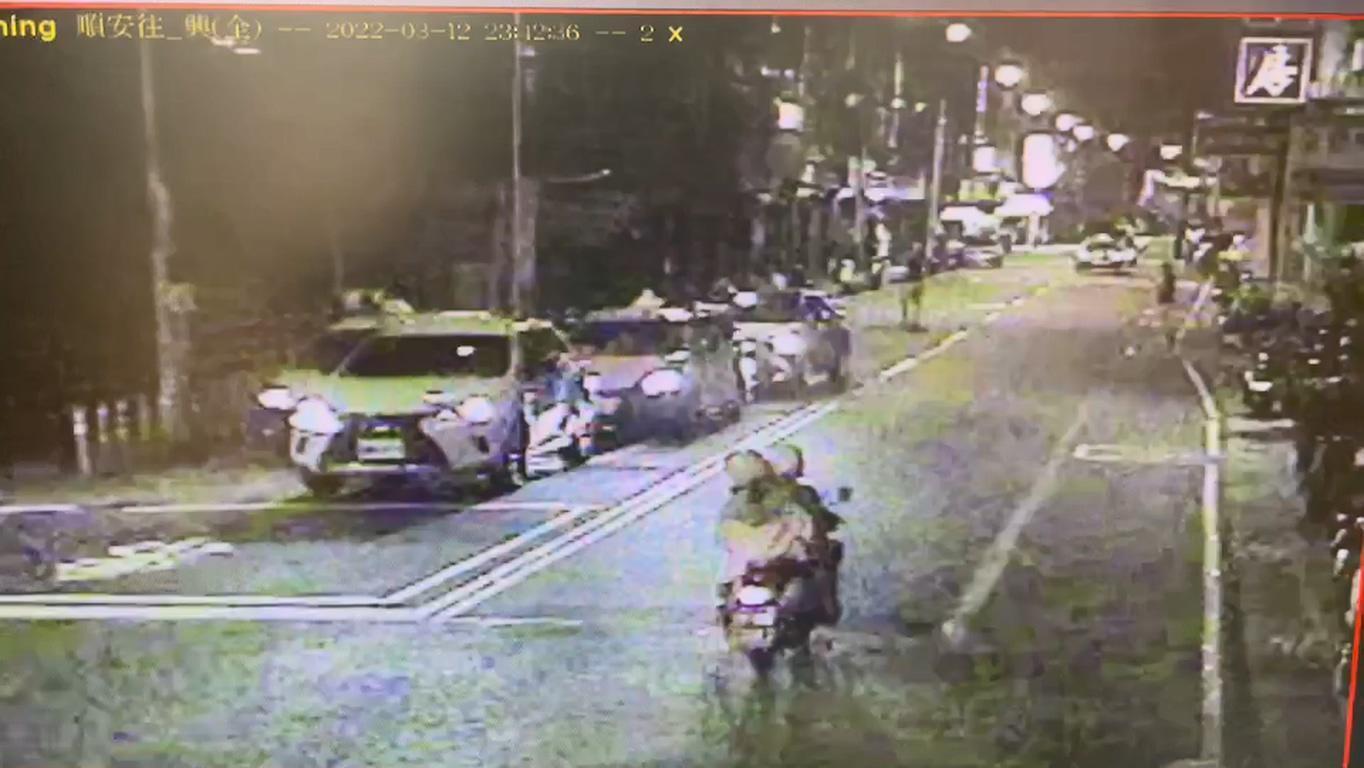 王男於車道中間持滅火器準備朝父親住處噴灑。（翻攝畫面）