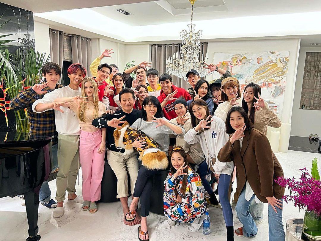 徐乃麟（前排坐著黑衣者）日前宴請兒子徐新洋（左2）的隊員到家中作客，乃嫂（抱著狗狗者）也意外曝光。（翻攝自徐新洋IG）