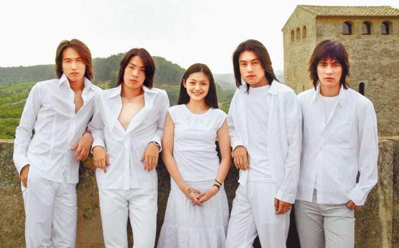 大S(中)與言承旭(左1)主演的《流星花園》,是偶像劇的濫觴與經典。(翻攝自微博)