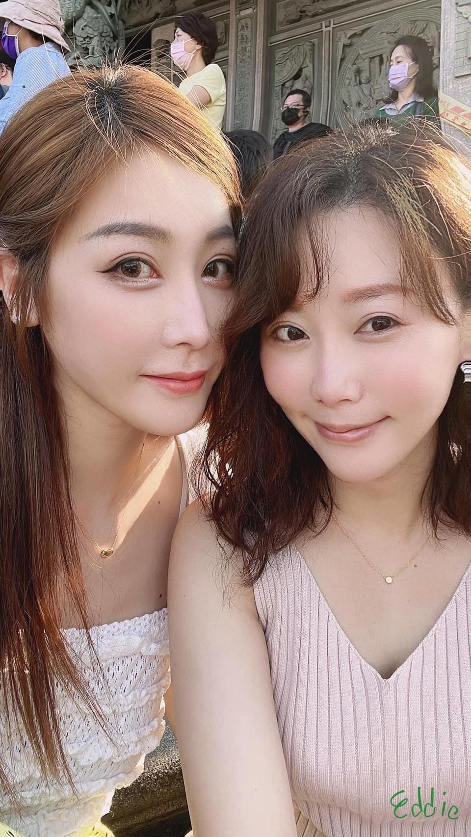 女星陳映璇（右）及吳沐玹（左）也來參觀櫻花節活動。（陳孝志提供）