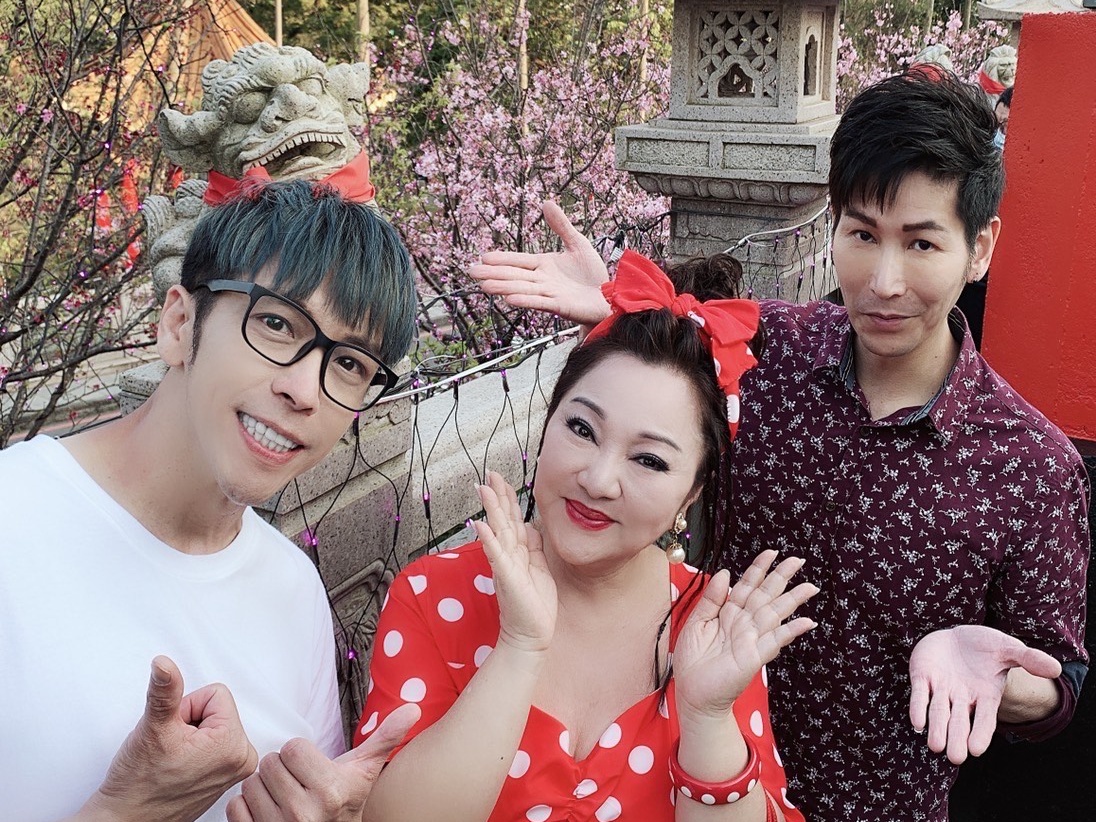 白冰冰（中）昨日受邀「春遊林口，櫻你而在」的活動現場主持，台一線的阿文（右）、東諺（左）也一同現身。（陳孝志提供）