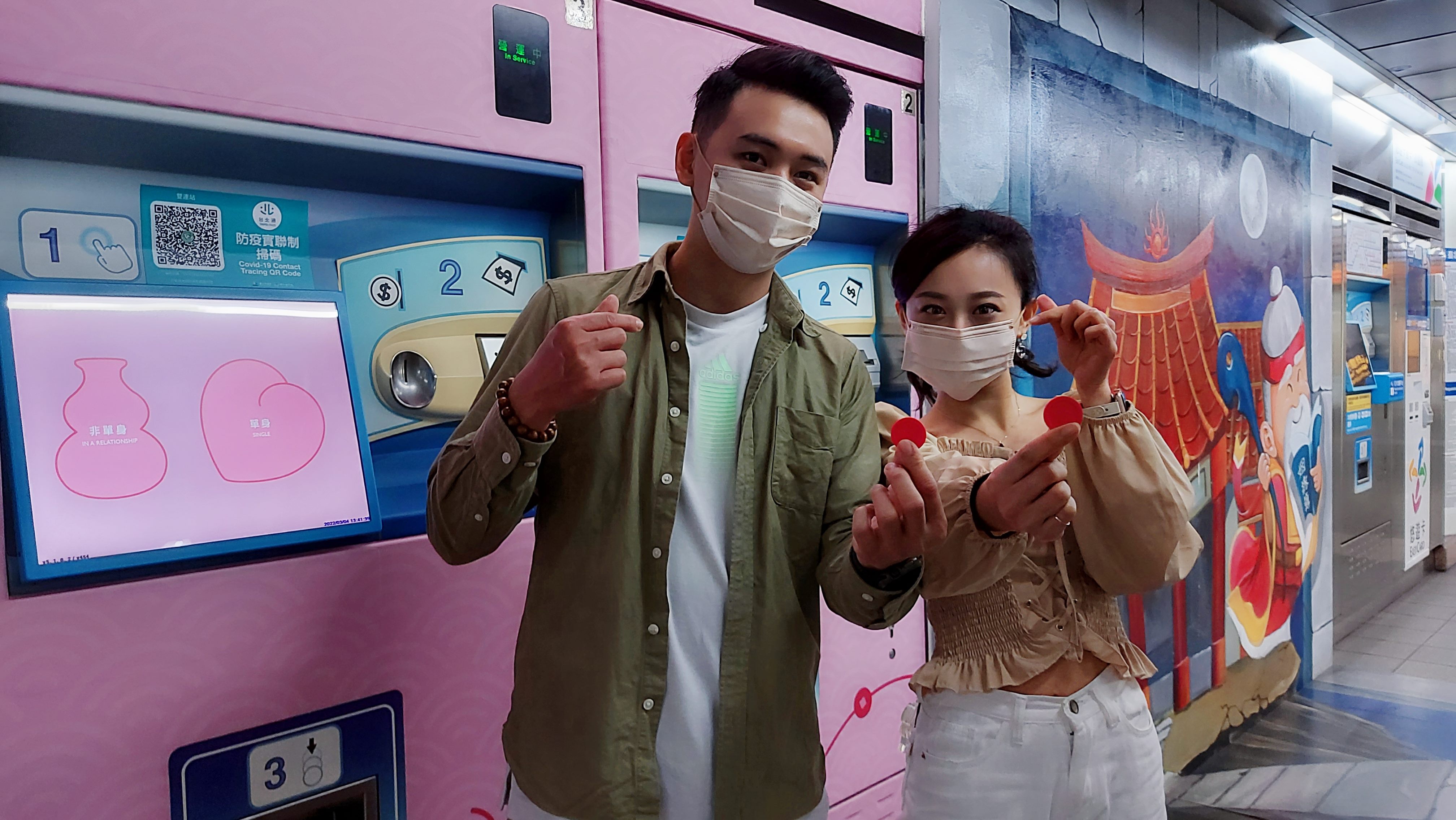 北捷與台北霞海城隍廟合作，在雙連站獨家販售「搭紅線、捷好緣」月老車票。（北捷提供）