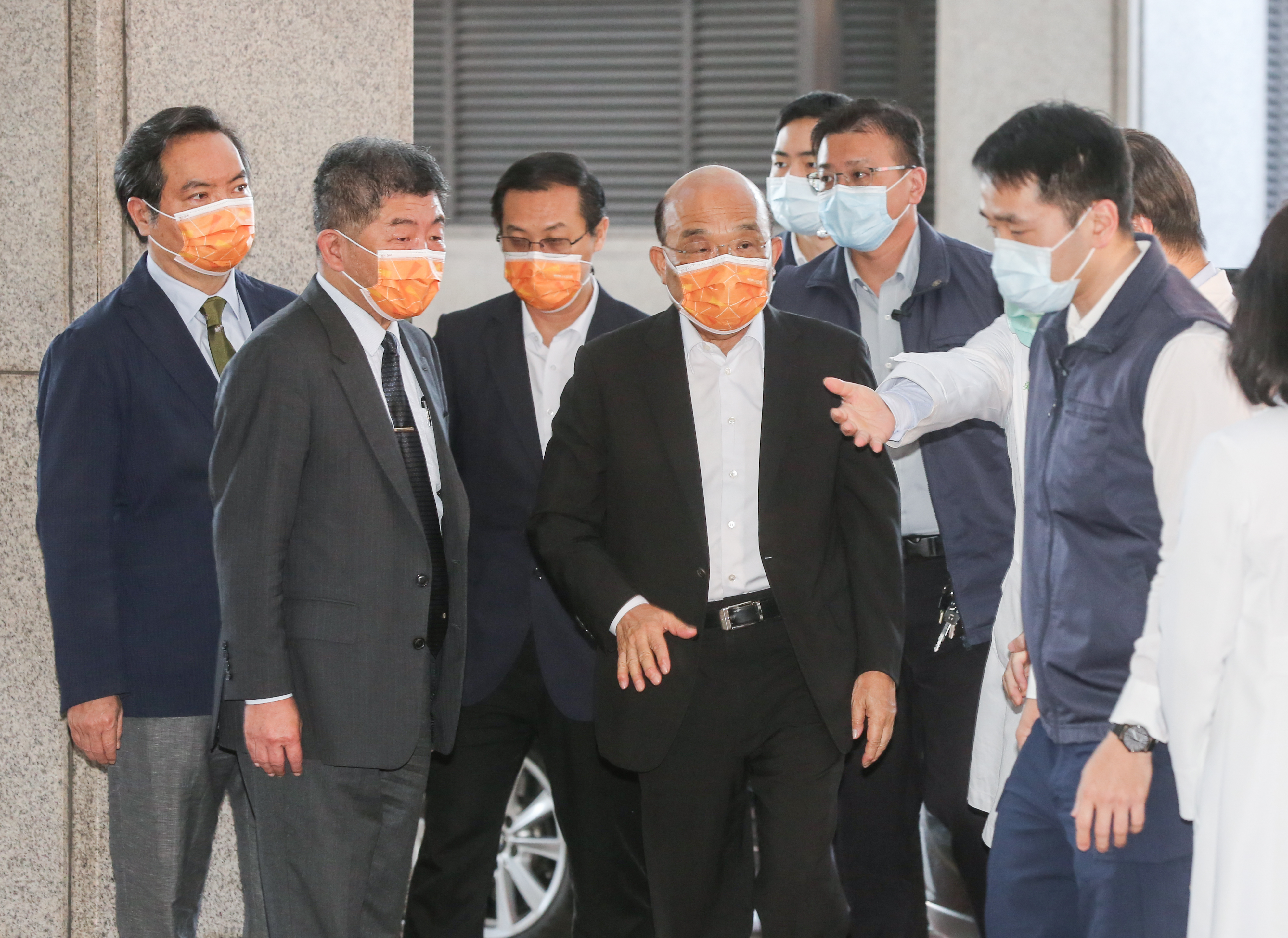 行政院長蘇貞昌（中）今上午接種第三劑疫苗，回應上週和藍委蔣萬安的質詢衝突。