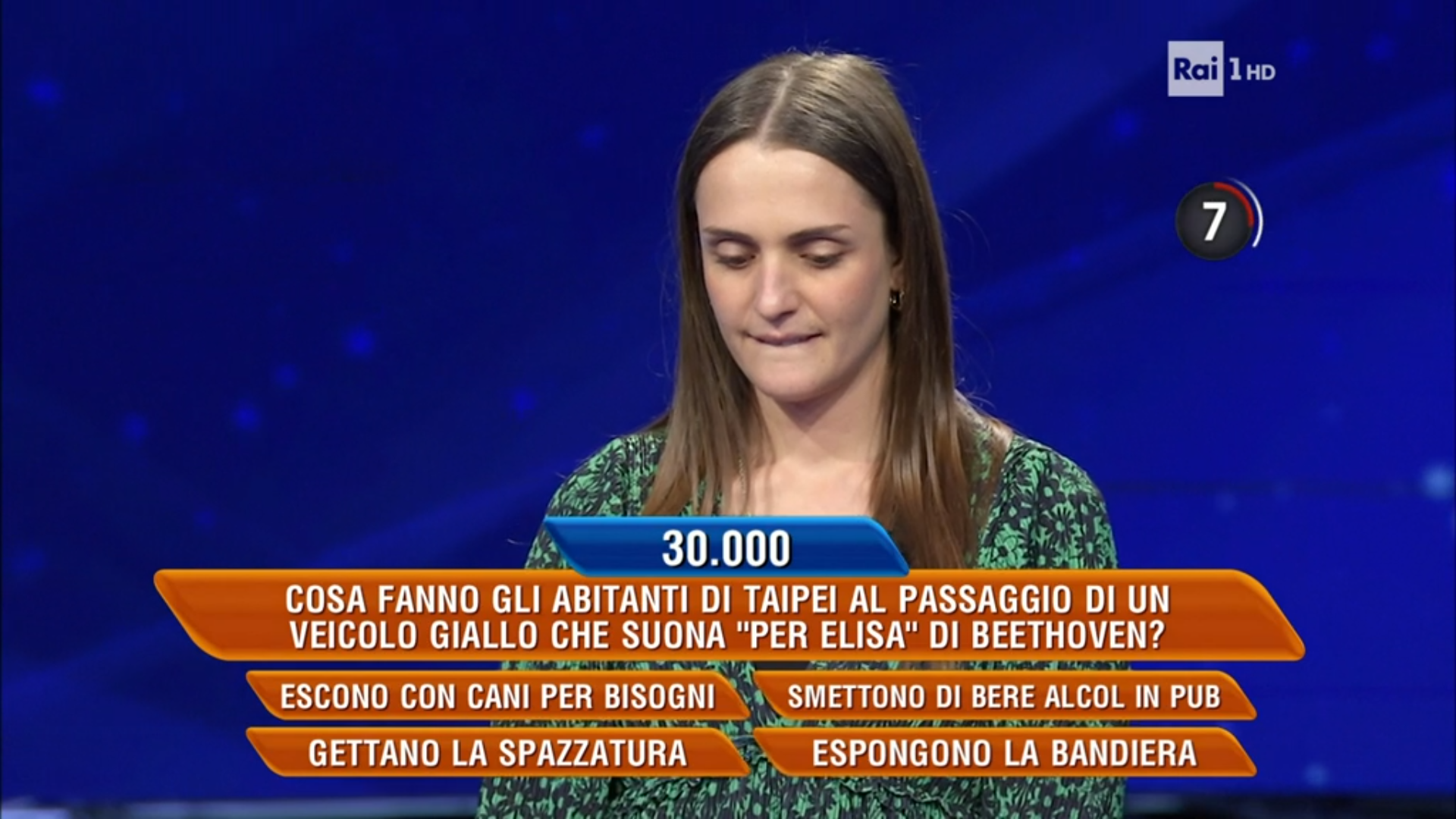 義大利益智節目出題考參賽者，當台北居民聽到〈給愛麗絲〉會做什麼。（翻攝自Rai Play網站）