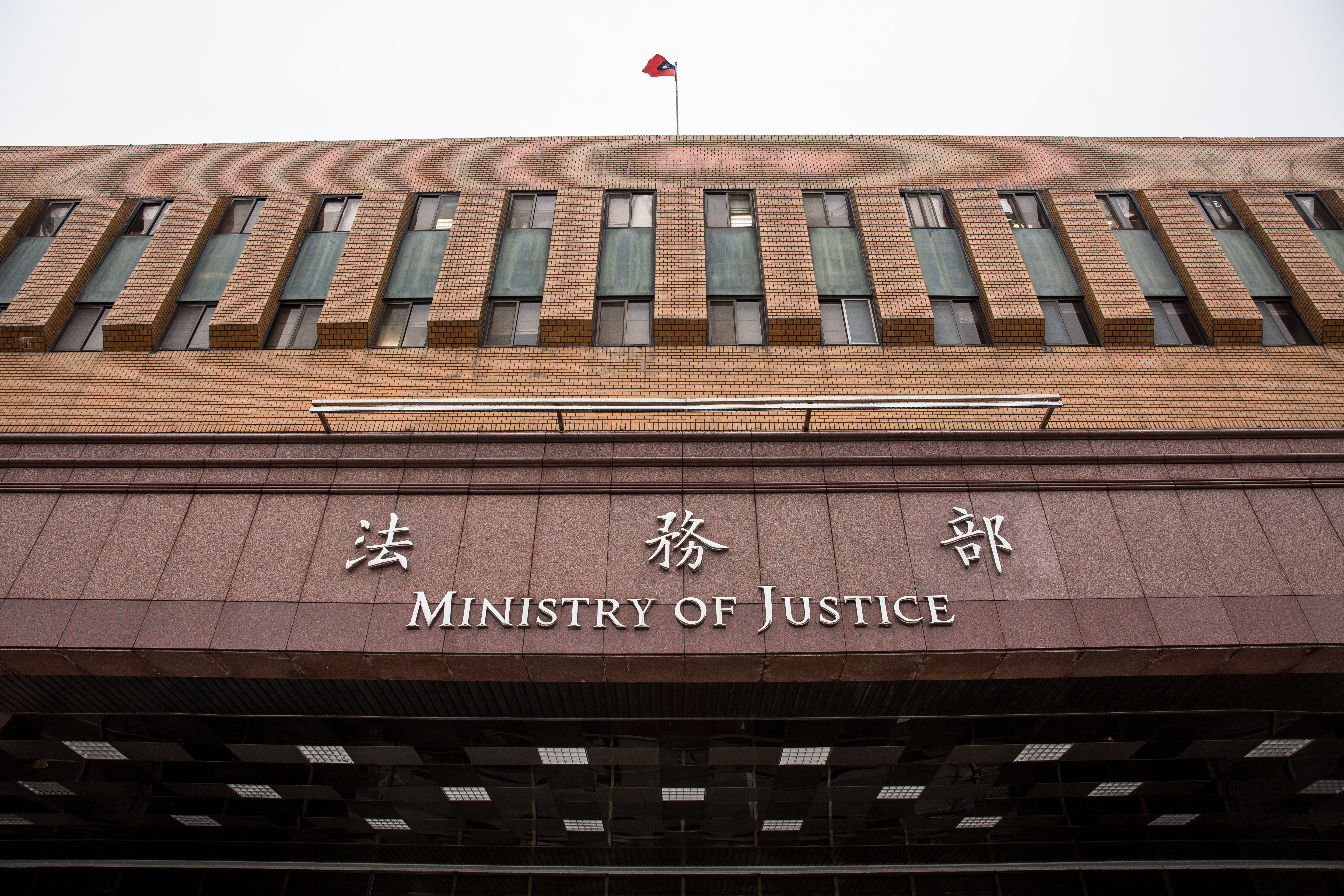 劍青檢改籲請法務部堅定改革路線，勿走回擴編「萬年二審」的回頭路，自毀改革方向。 