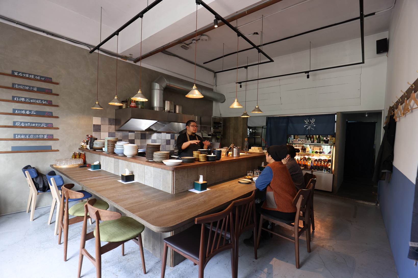 環繞式的吧檯，每個位置都可看見阿榮做菜的模樣。