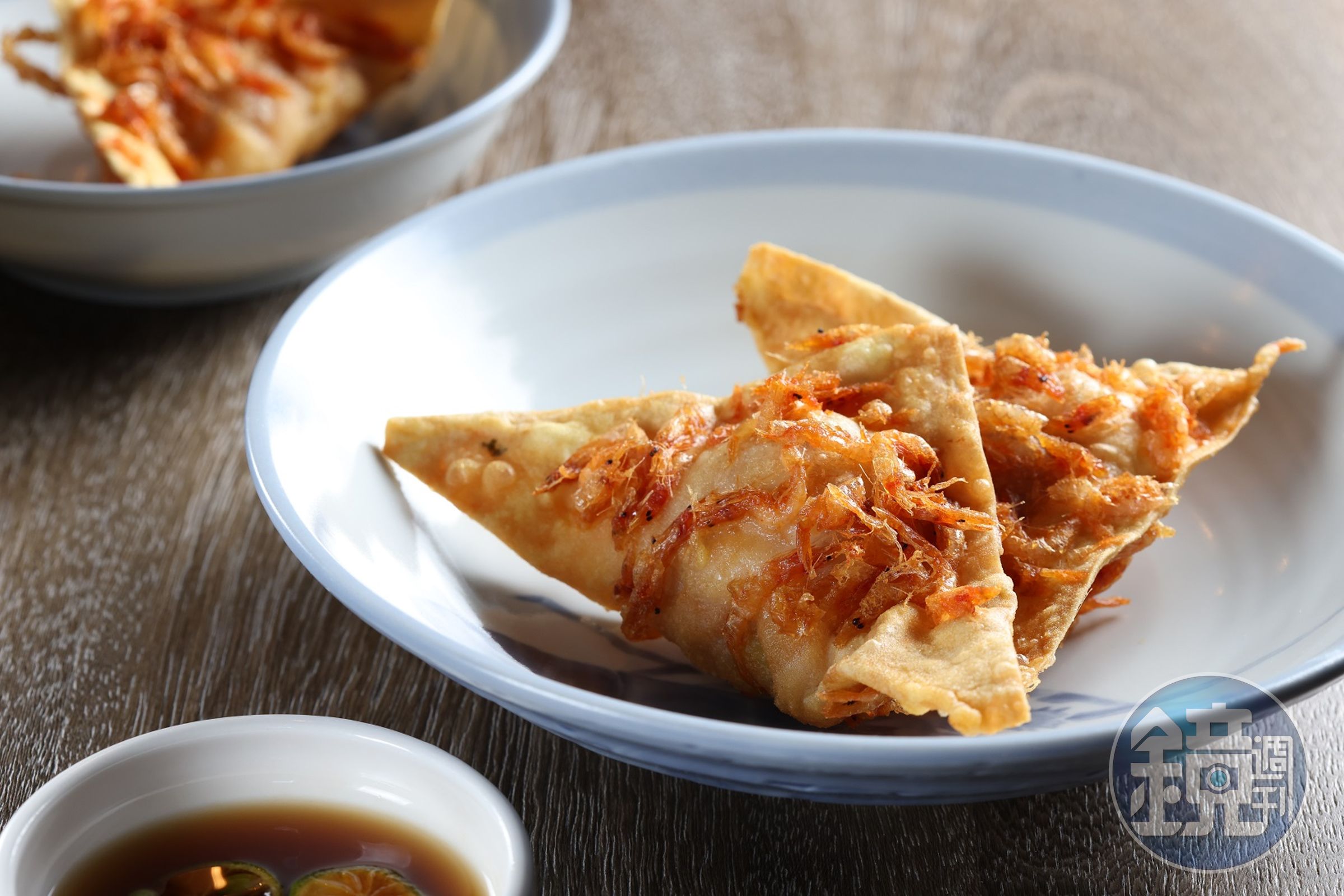 一份兩顆的「櫻花蝦炸餛飩」，很有飽足感。（80元／份）