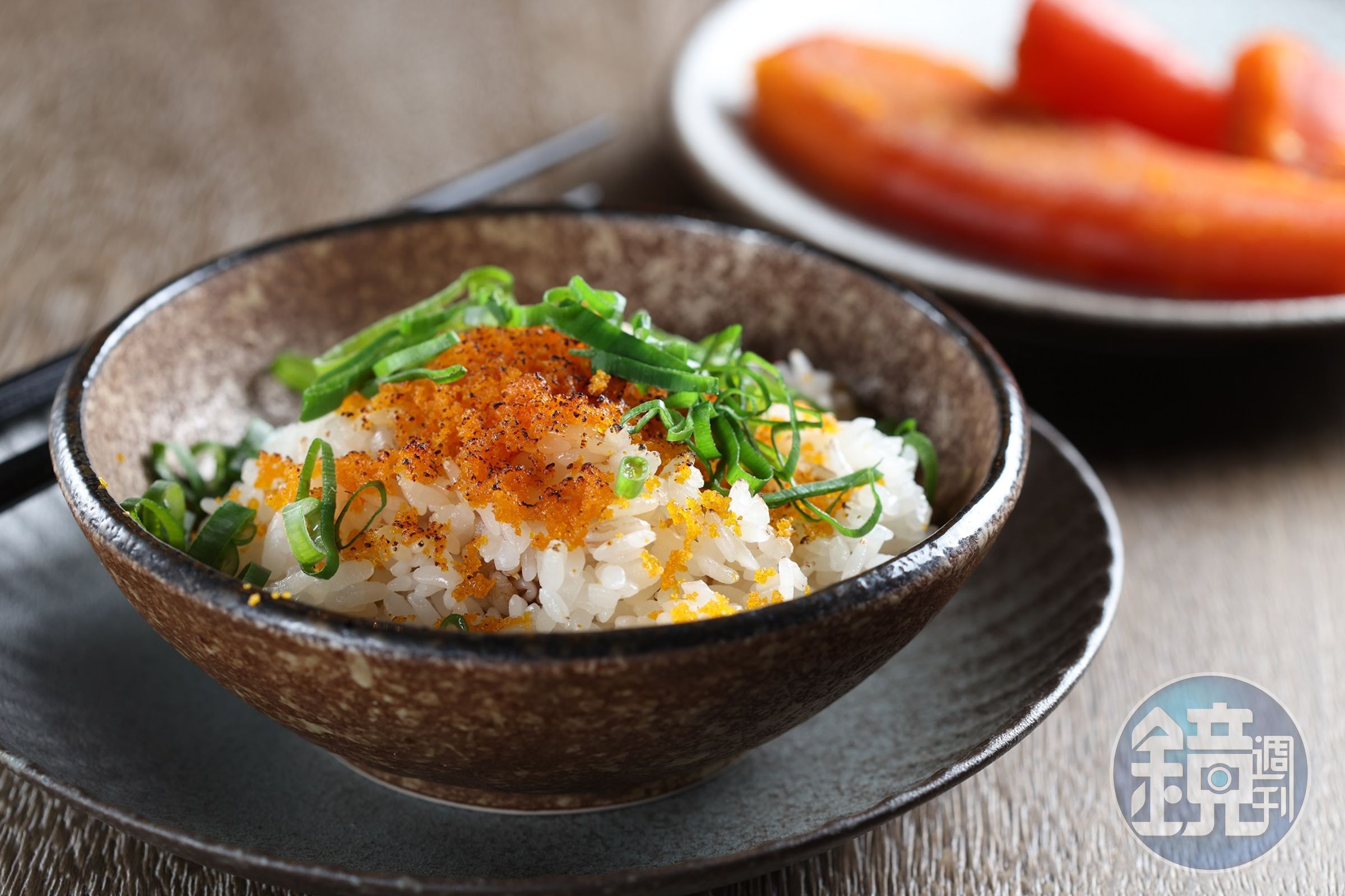 現場刨下的烏魚子，讓「烏魚子飯」閃著透亮的光澤。（120元／份）