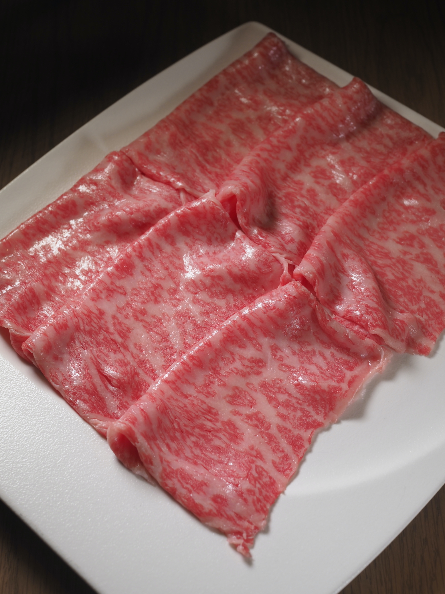 佐賀牛肉質如玫瑰般粉嫩，油花柔美，油脂融點低，入口即化。
