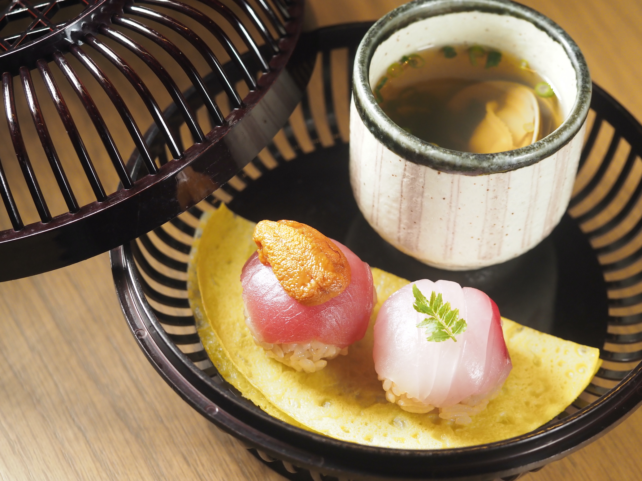鮪魚大腹、佐賀櫻鯛的「手毬壽司」搭配蛤蜊潮汁，冷熱有致。（日本佐賀特別套餐菜色）