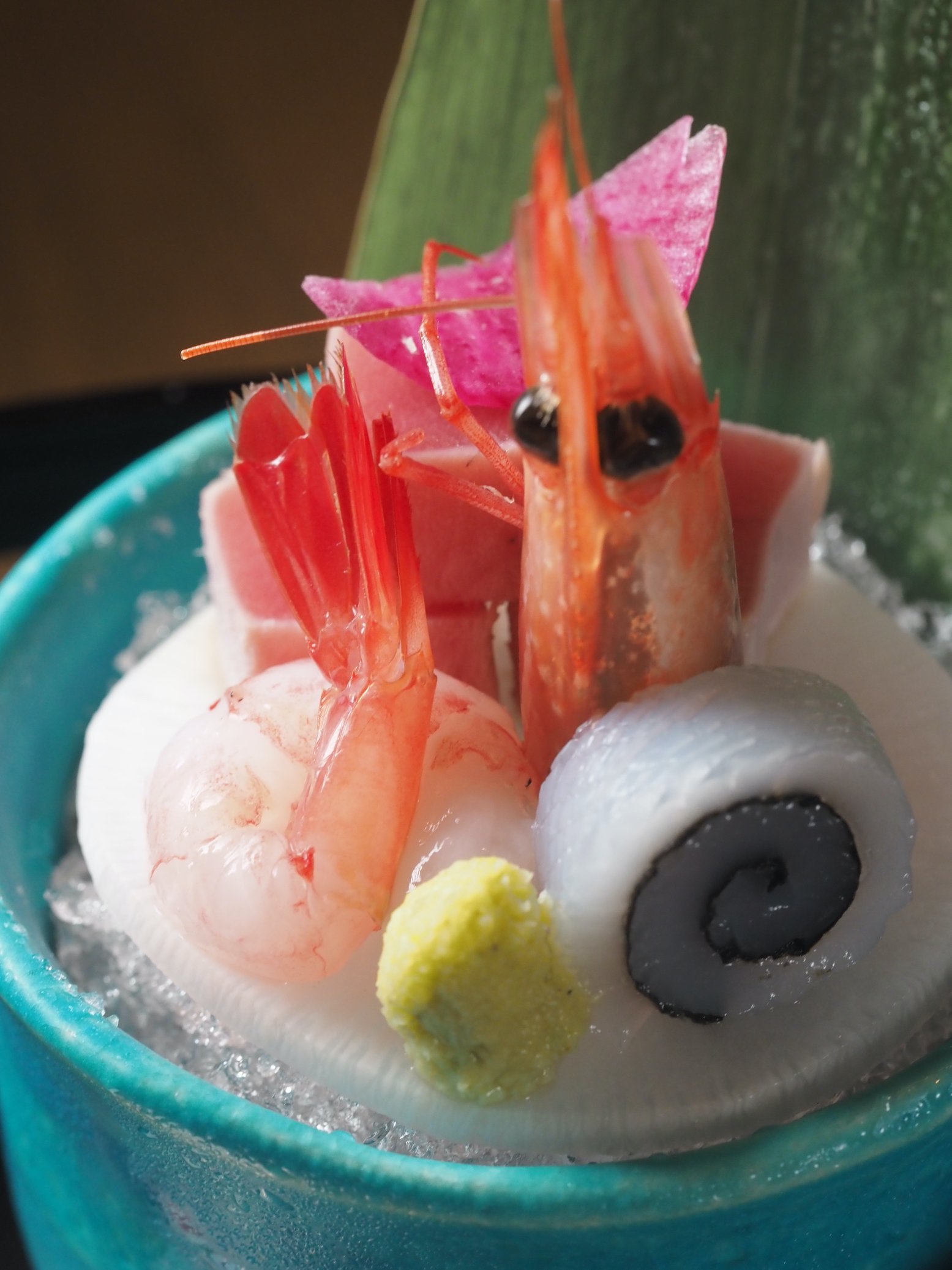 冷菜盛相當豐富，刺身是牡丹蝦與鮪魚，搭配墨魚海苔捲。（日本佐賀特別套餐菜色）