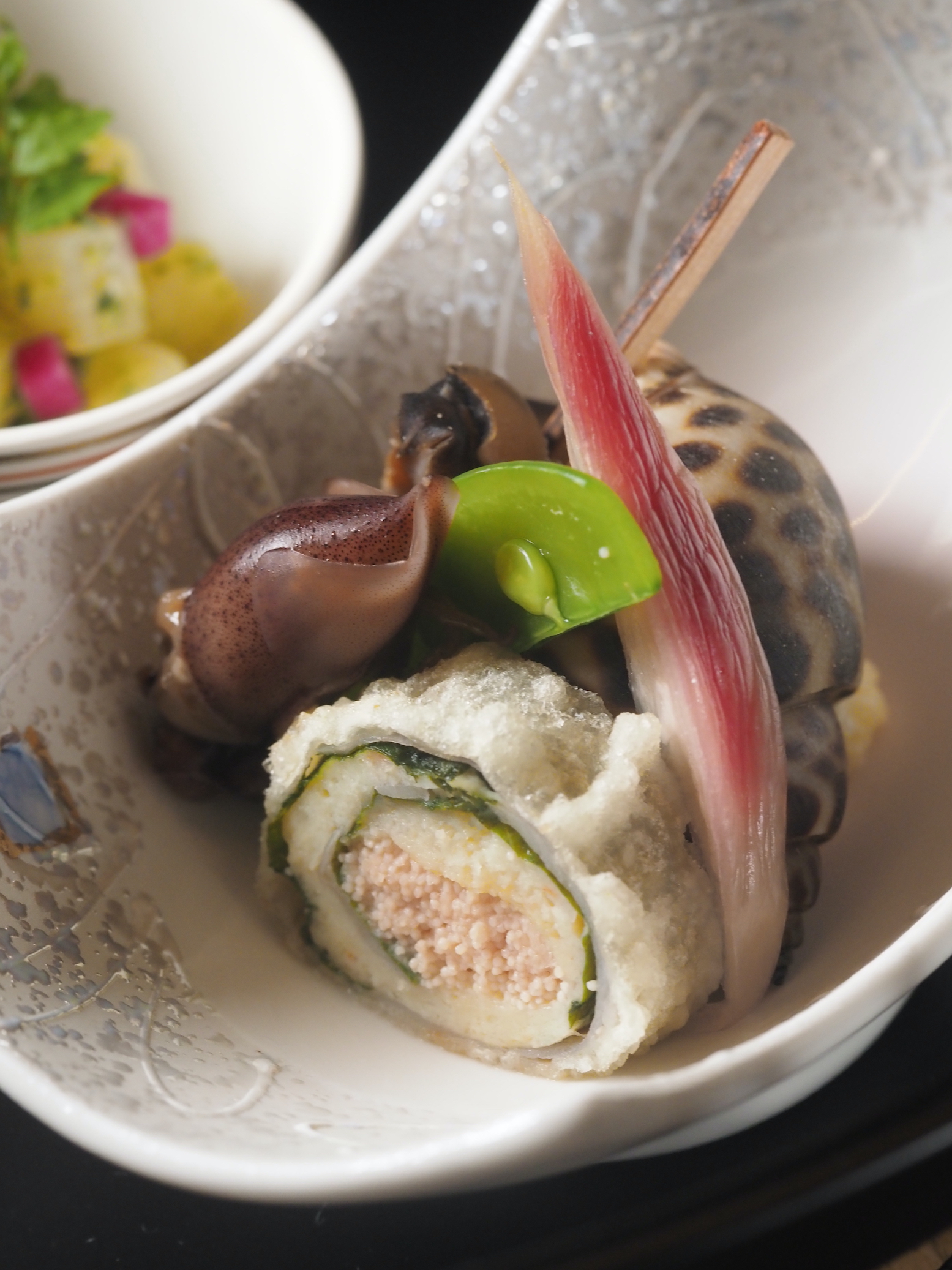 「鳳螺旨煮」搭配「明太子蓮根大葉捲」和茗荷，勾人食欲。（日本佐賀特別套餐菜色）