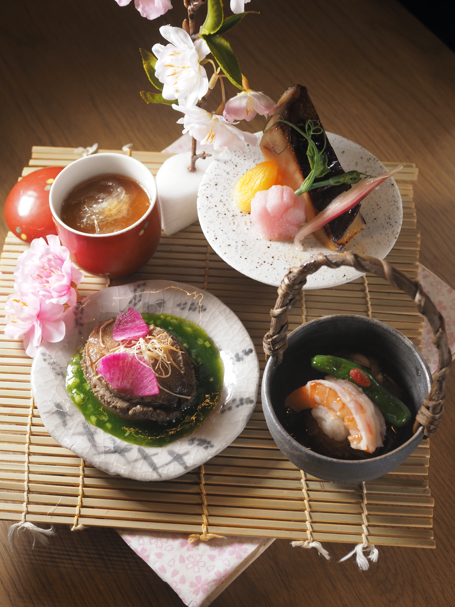 溫菜盛設計得像賞花套餐，包含「佐賀真名鰹西京燒」「水沙翅茶碗蒸」「鮑魚柔煮佐翡翠醬」「佐賀花枝真丈」。（日本佐賀特別套餐菜色）