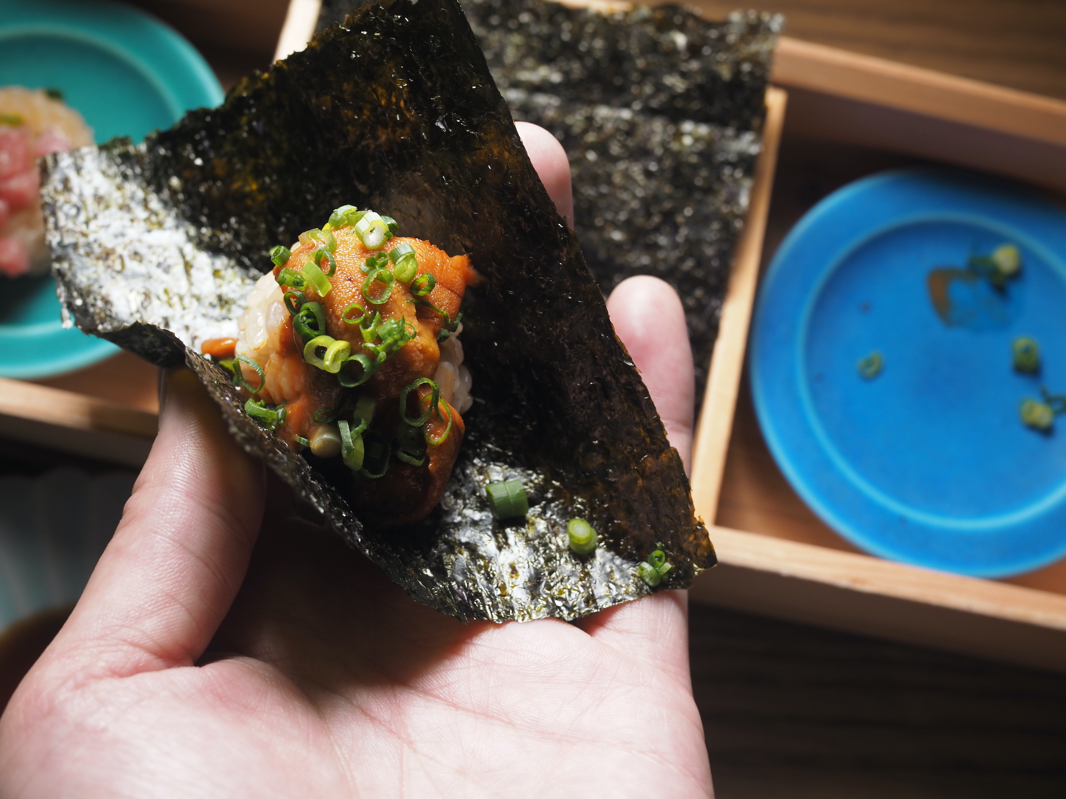 用佐賀有明海產的海苔包裹海膽醋飯的「海膽手卷」外脆內香濃。（520元／單點）