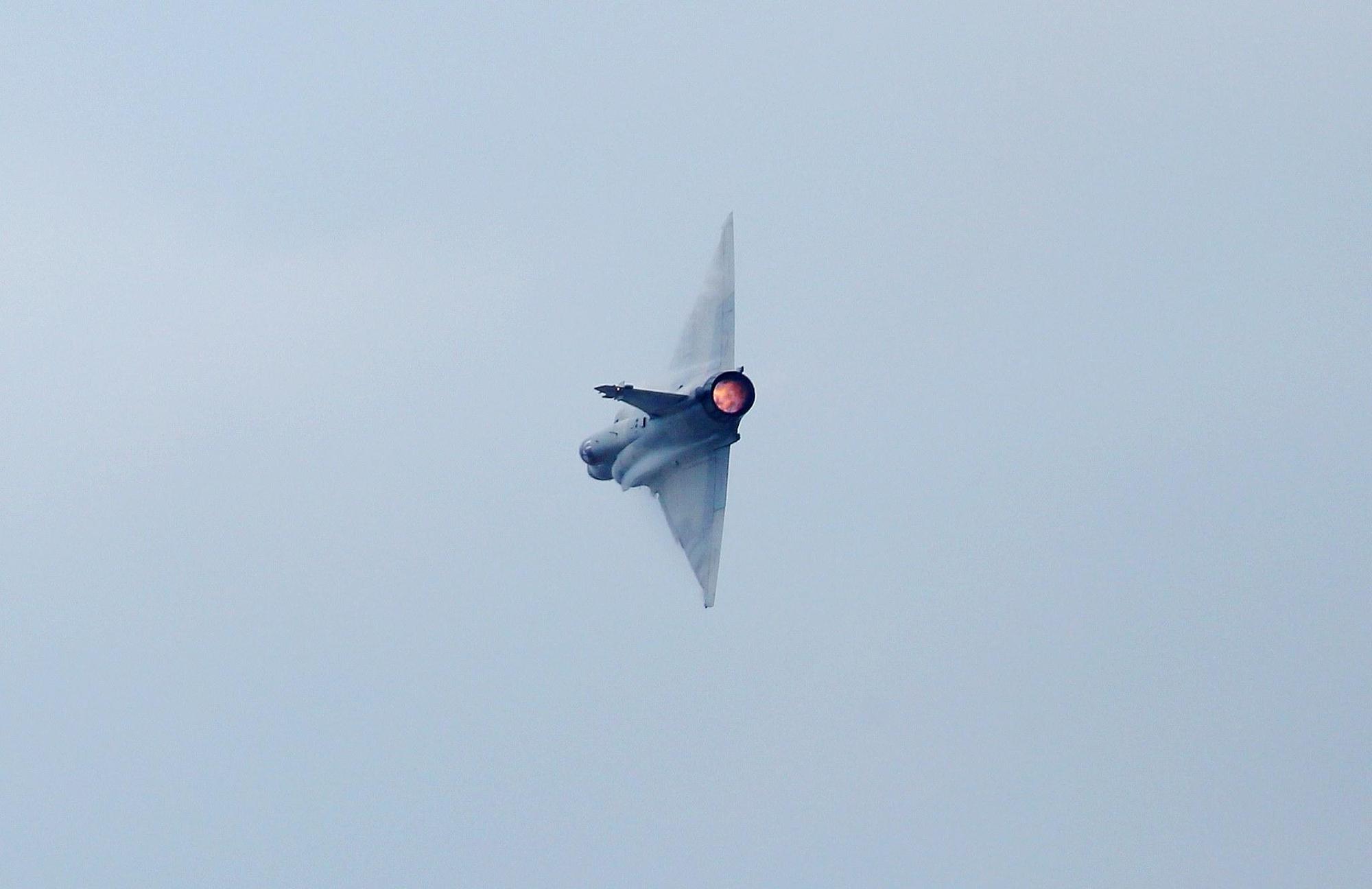 今天上午11點25分左右,台東志航基地一架幻象2000戰鬥機光點突然消失,墜落在台東外海10浬。(圖為幻象2000同型機,翻攝自國防部發言人臉書)