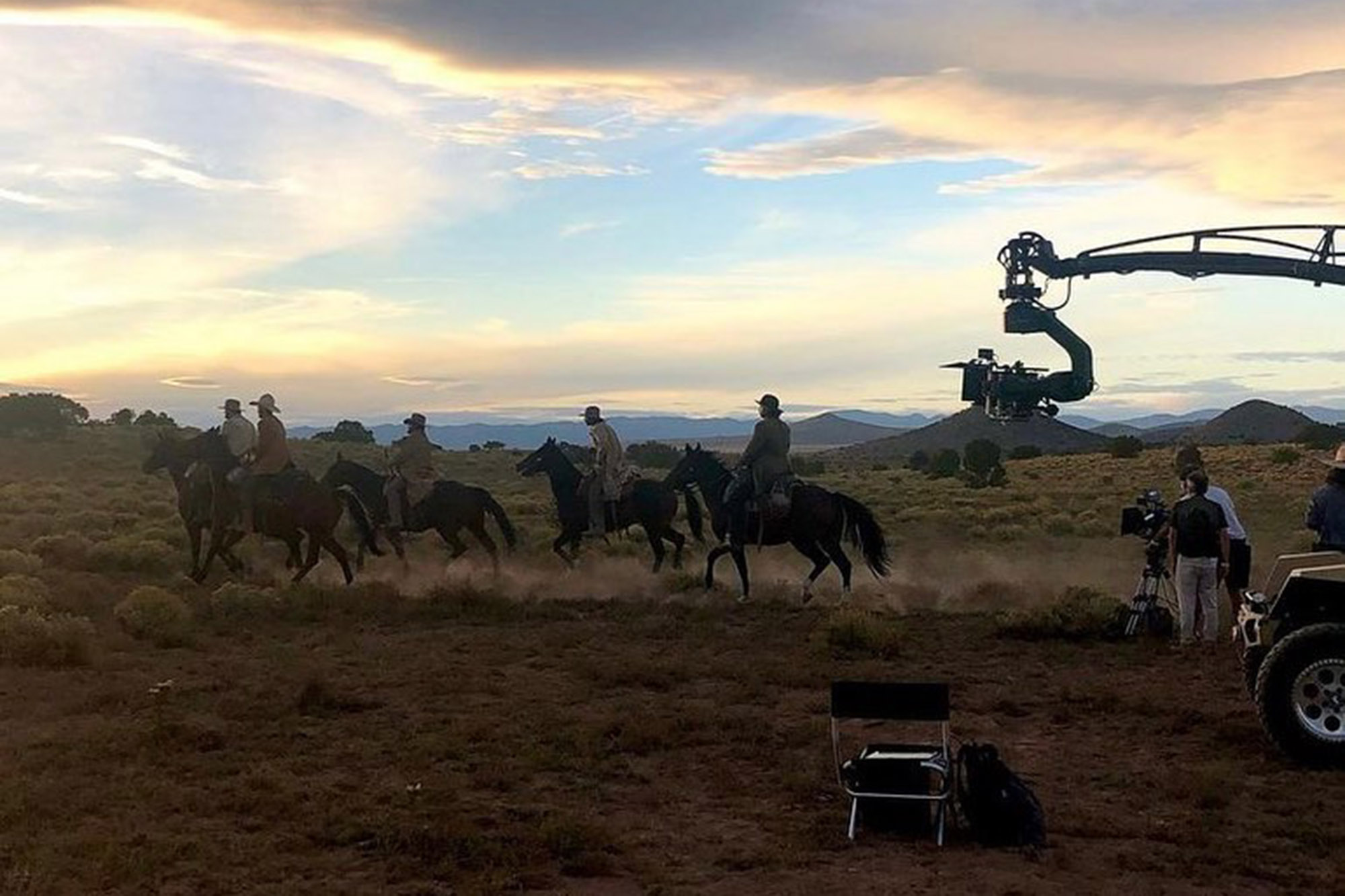 《Rust》拍攝現場發生槍枝誤殺事件不久前，已有數名工作人員對片場安全措施有疑慮而請辭。（翻攝自IG）