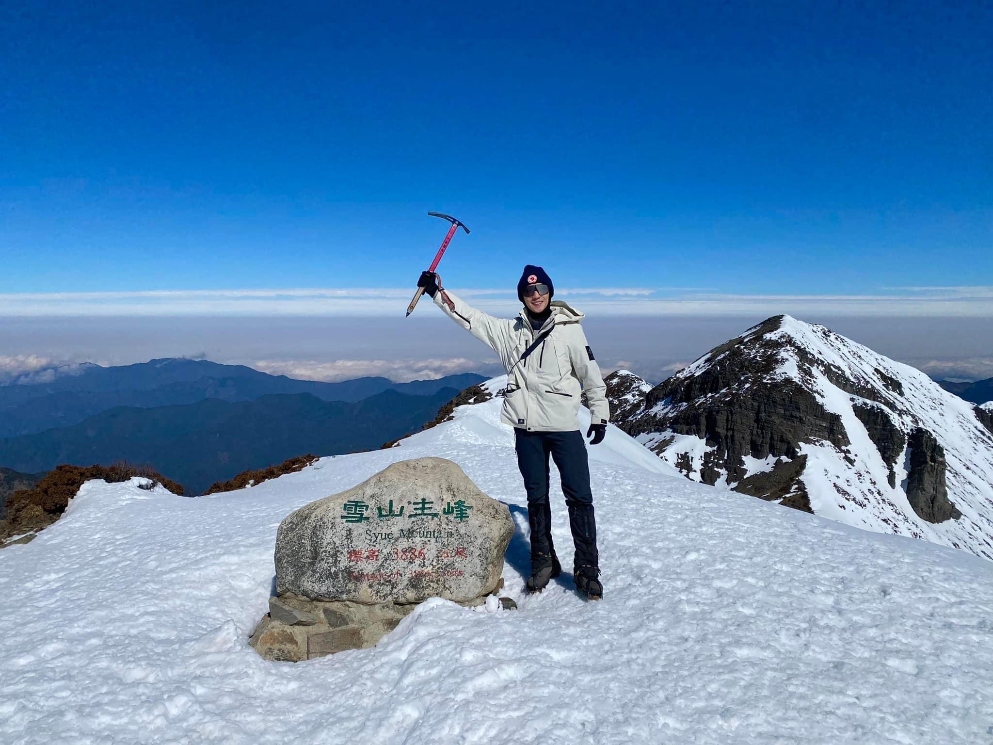 卞慶華登上雪山主峰，一覽高山美景。（經紀人提供）