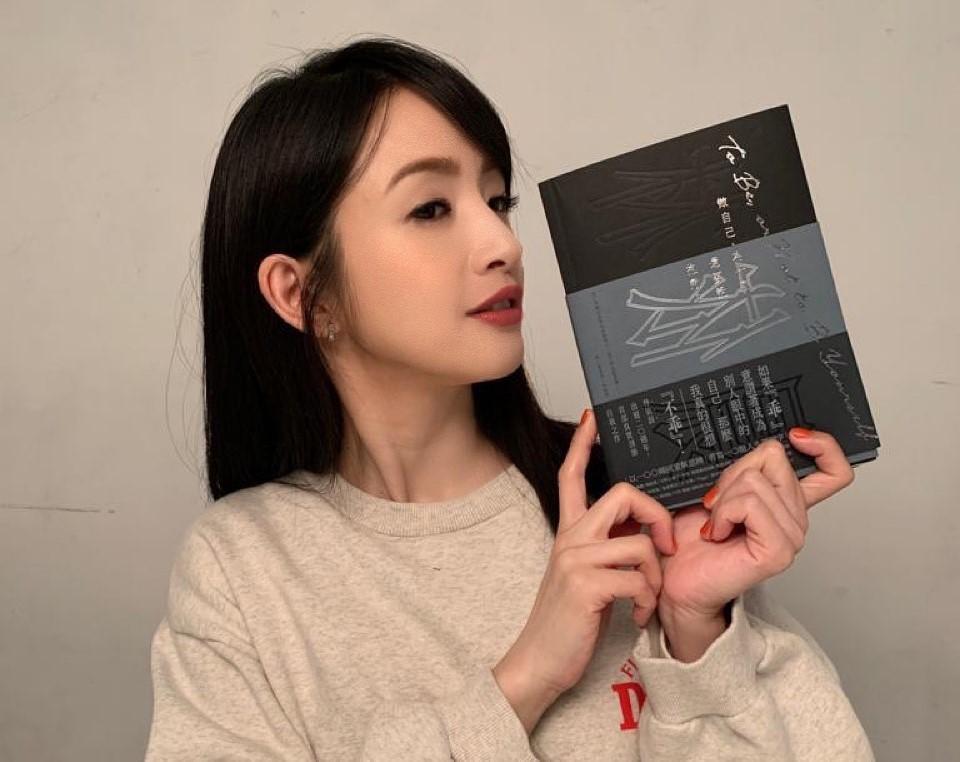 林依晨開心分享新書銷售破5萬本。(聯經出版社)