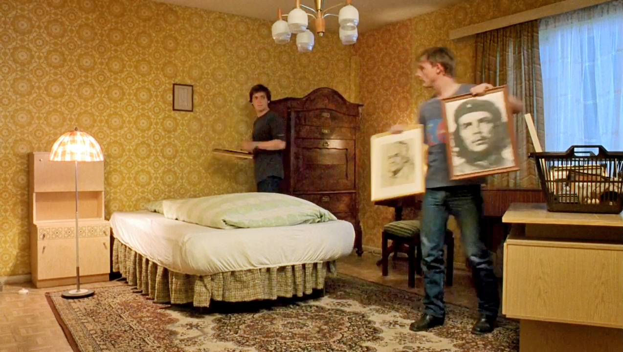 孝順的男孩不讓從昏迷醒來的母親受到「東德」變天刺激，進行一連串「復古」行動。（海鵬提供）