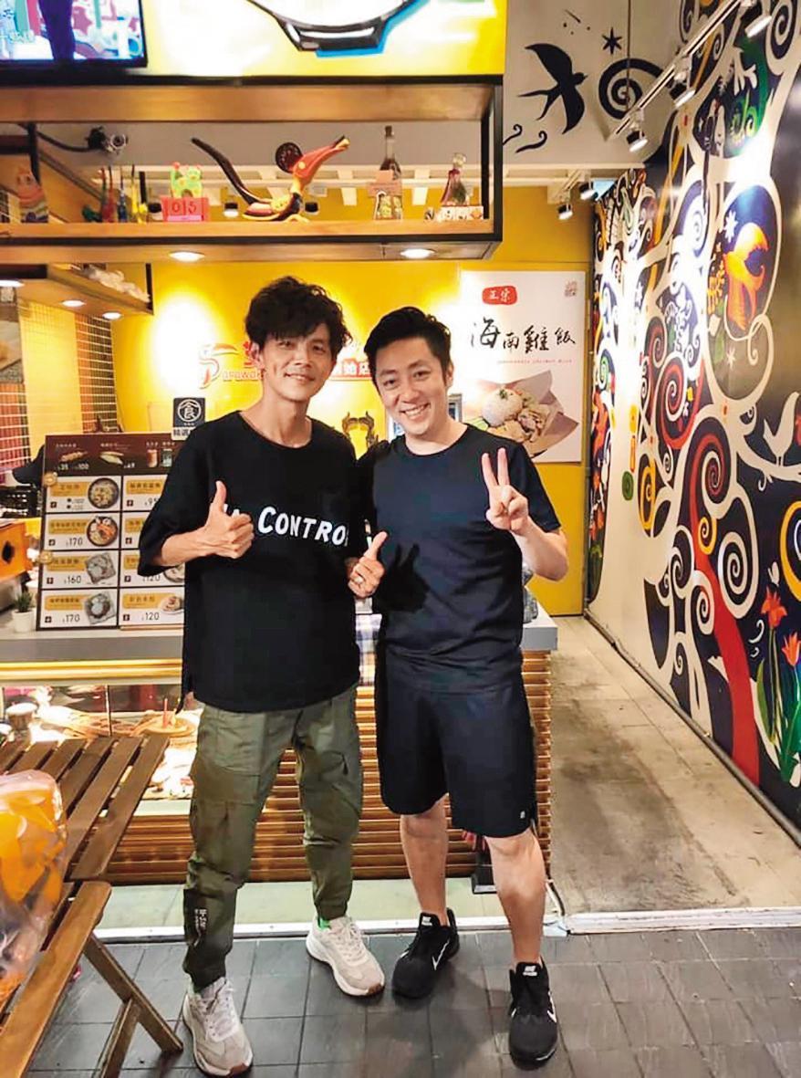 艾成（右）邀請阿翔（左）到艾叻沙西門店造勢。（翻攝自艾成IG）
