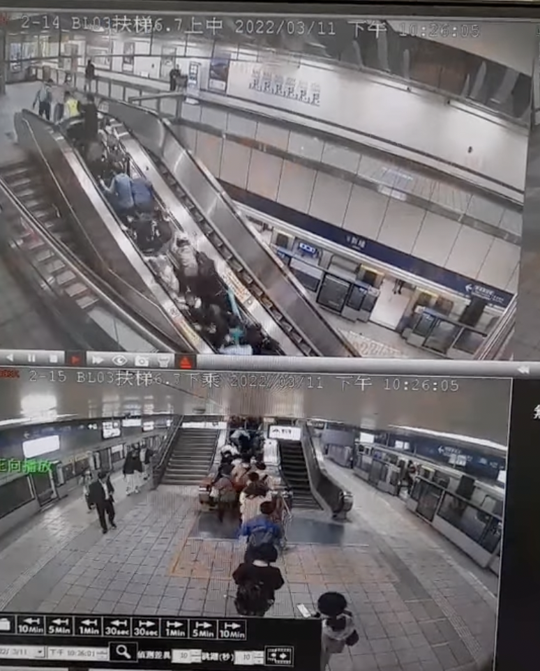 乘客們原先搭乘手扶梯準備向上,沒想到發生意外,手扶梯失速,導致乘客摔成一團。(翻攝自爆廢公社)