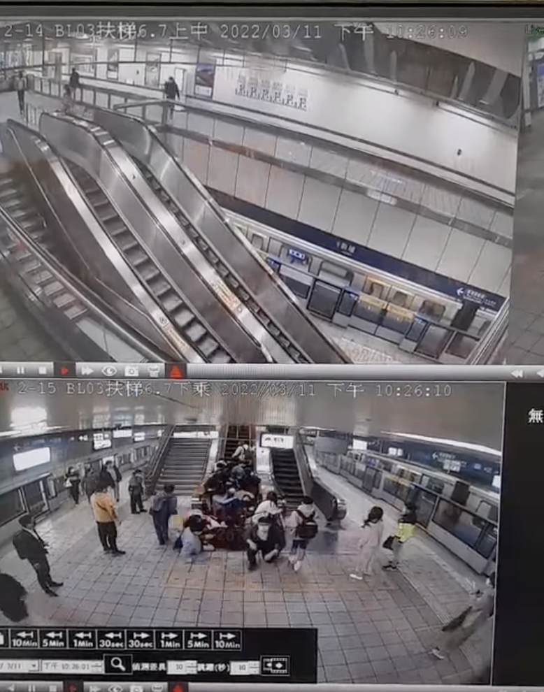 從手扶梯摔下的乘客全部跌坐一團,一旁的乘客也被嚇傻。(翻攝自爆廢公社)