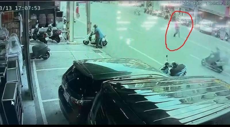 彭姓男子行凶後逃離現場,店家監視器拍下他逃逸。(翻攝畫面)