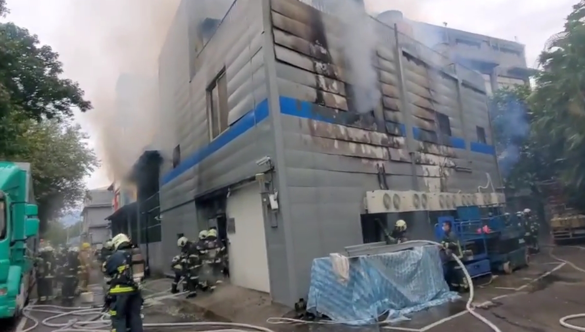  下午3時許台北市大同大學發生火警，整棟綜合大樓狂冒黑煙。（翻攝自臉書記者新聞網）