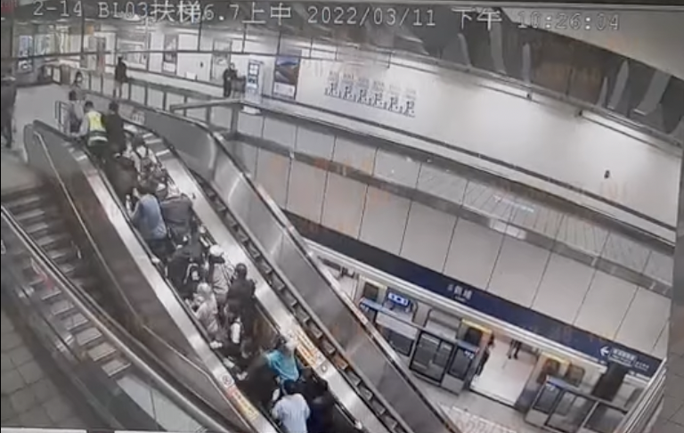 北捷新埔站在3月11日晚間手扶梯發生故障，30名乘客摔落畫面怵目驚心。（翻攝自爆廢公社）