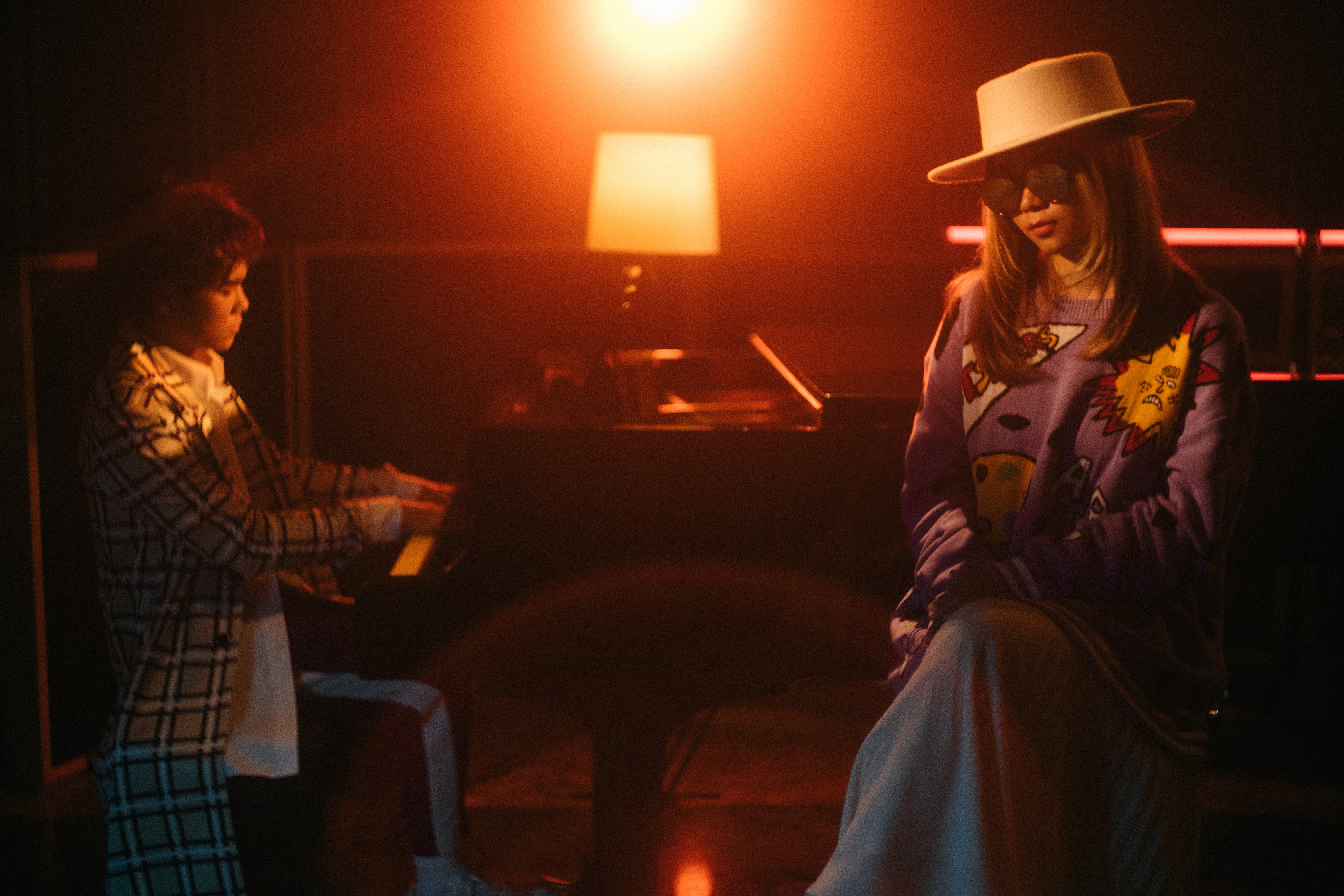 大馬歌手蔡明仁（左）新歌〈牽著我的手〉邀來金曲新人?te壞特對唱。（好朋友工作室提供）