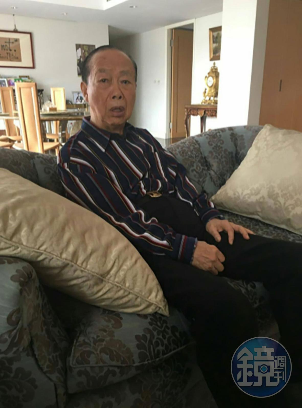 林明洋之父、前明台產險董事長林博正(圖)遭兒子的債主討債,還被拍下照片。(讀者提供)