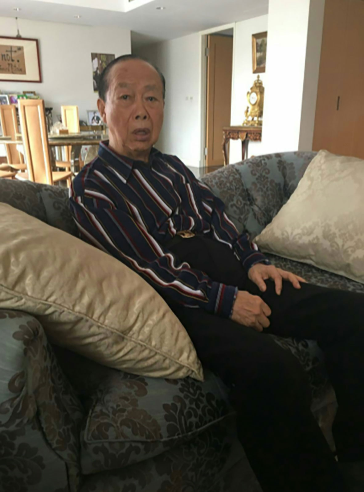 林明洋之父、前明台產險董事長林博正（圖）遭兒子的債主討債，還被拍下照片。（讀者提供）