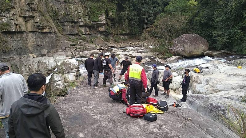 《初擁》劇組在苗栗神仙谷取景發生意外，讓台灣影視圈工安問題再受關注。（翻攝自苗栗縣政府消防局第三救災救護大隊臉書）