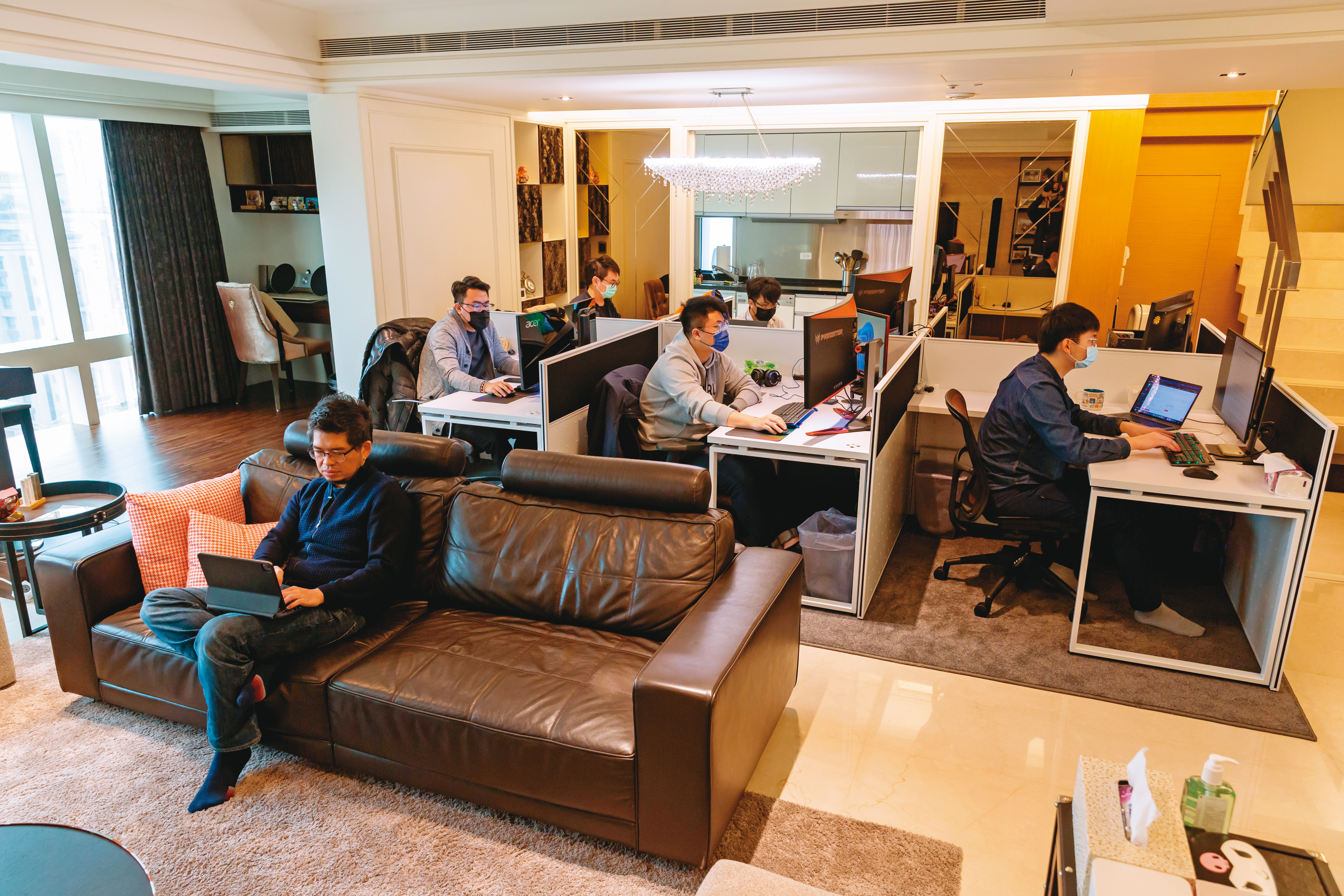 本刊直擊,陳士駿每日上午前往「度雷克」,以AI操盤私募基金。圖為度雷克AI操盤室。