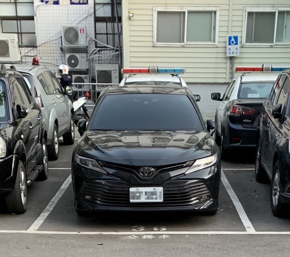 被賴姓副分局長開出遊的公務偵防車。（讀者提供）