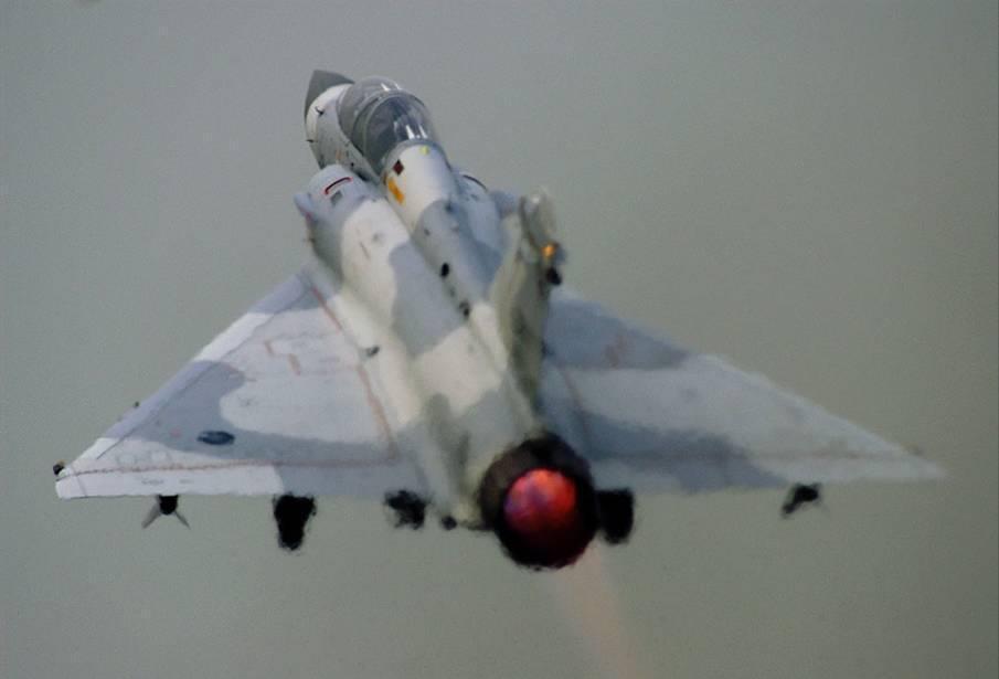 上午11點25分左右,空軍發生一起飛安事件,有架幻象2000戰鬥機光點消失,墜落在台東外海10浬。(圖為幻象2000同型機,翻攝自國防部發言人臉書)