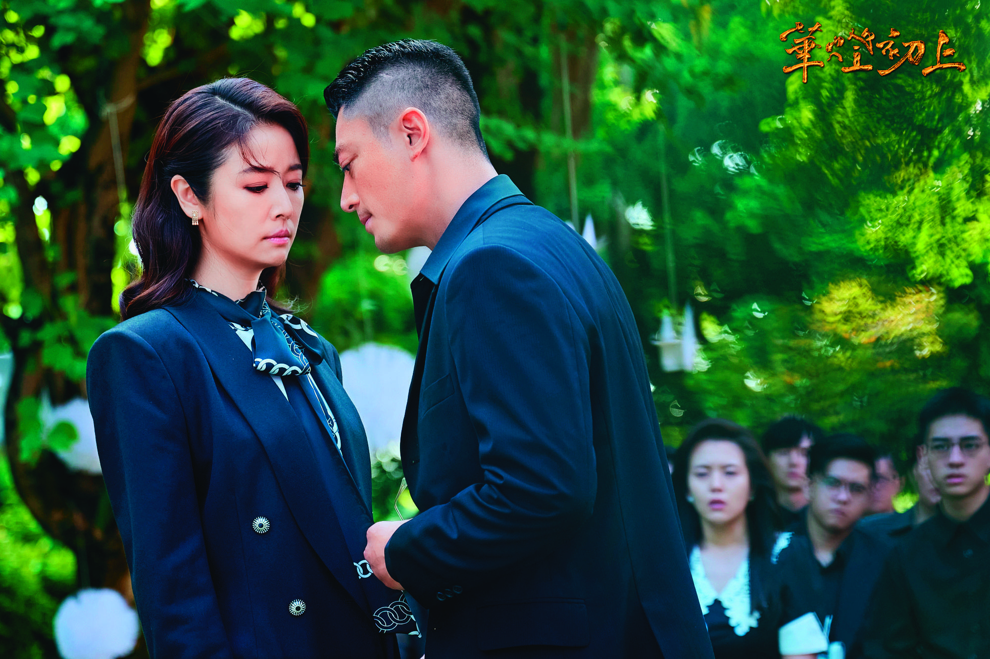 林心如(左)製作、主演《華燈初上》,還找來老公霍建華(右)客串,點閱、評價大有斬獲,讓她站上事業高峰。(翻攝自《華燈初上》臉書)