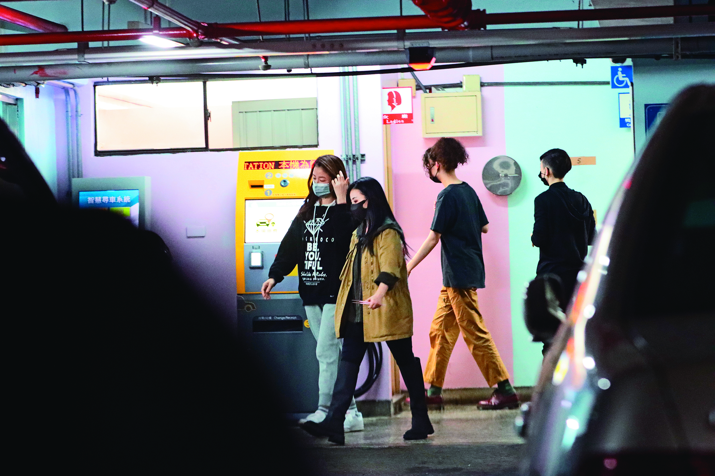 林心如（左）除了製作新戲外，也特別演出懸疑劇《模仿犯》、飾演新聞工作者，她去年底在北市西門町拍攝時被本刊鏡頭捕獲。