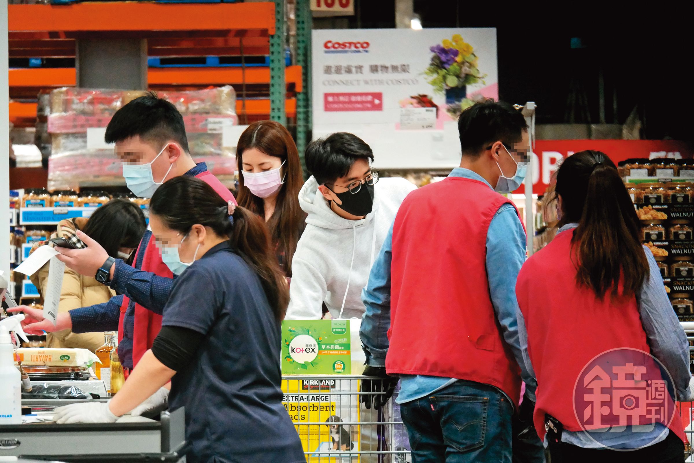 3月7日，15：54，兩人在櫃台前排隊等待結帳，採買了不少生活用品，包括衛生棉等。
